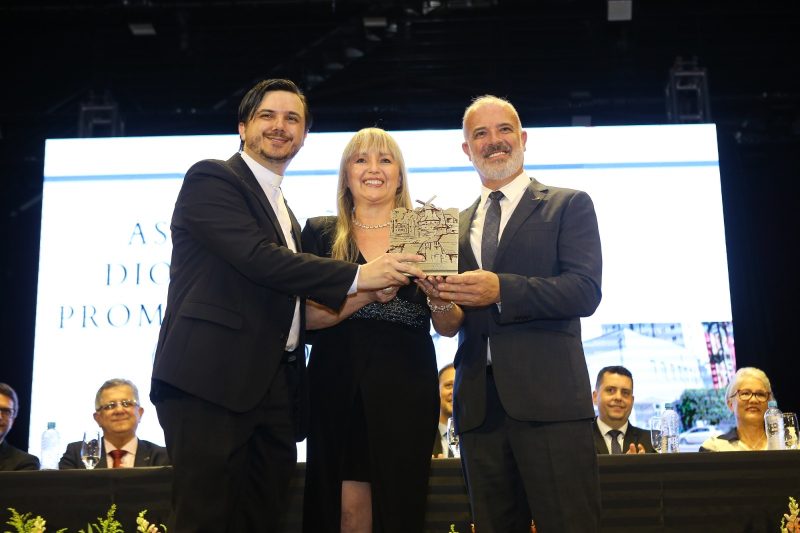 Fernando Maico Barauna, diretor-executivo da Adipros, recebeu o Trof&eacute;u M&eacute;rito Lojista – a&ccedil;&otilde;es beneficentes – Foto: Divulga&ccedil;&atilde;o CDL/ND