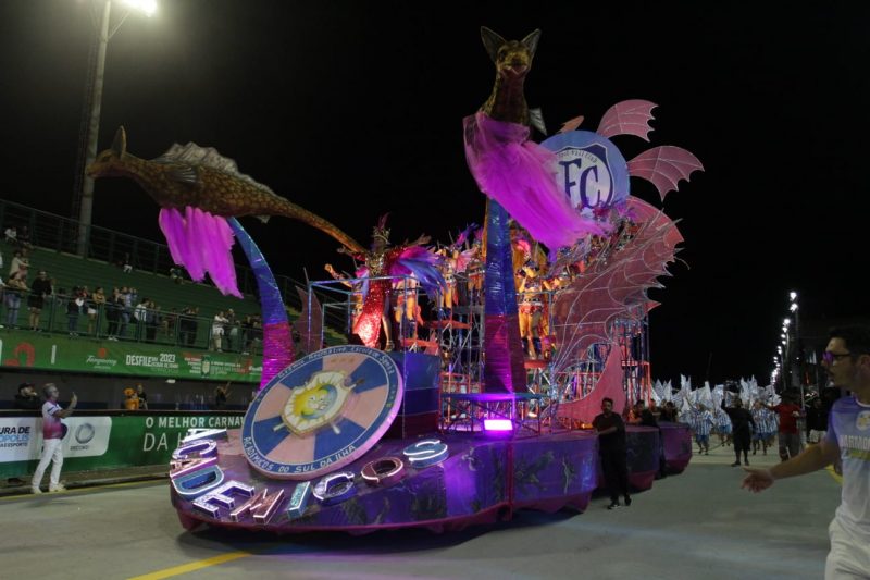 Acadêmicos do Sul da Ilha estreou no Grupo Especial em 2023, quando homenageou centenário do Avaí e conquistou o terceiro lugar no Carnaval de Florianópolis daquele ano - Foto: Cristiano Estrela/ND