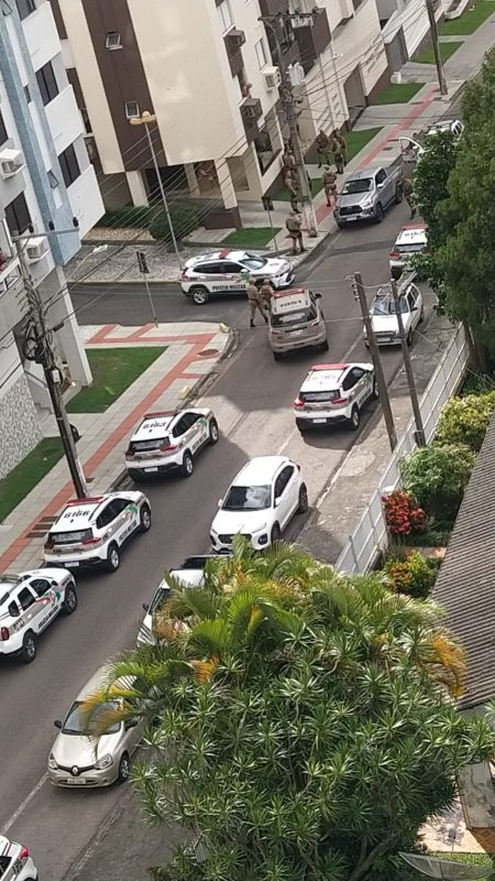 Opera&ccedil;&atilde;o policial por terra e ar no centro de Crici&uacute;ma para prender casal a bordo de uma caminhonete de luxo. – Foto: Divulga&ccedil;&atilde;o/ND