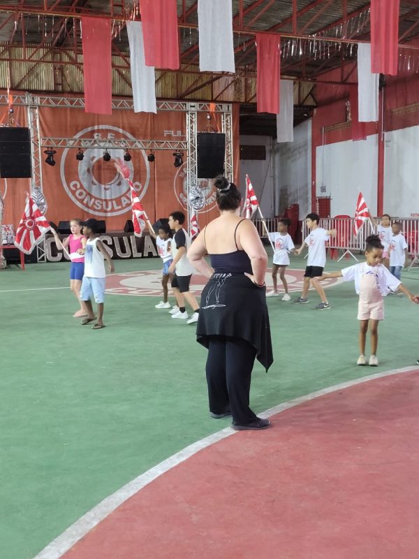 Consulado oferece oficina de mestres-salas e porta-bandeiras para crian&ccedil;as – Foto: Acervo Consulado/Reprodu&ccedil;&atilde;o/ND