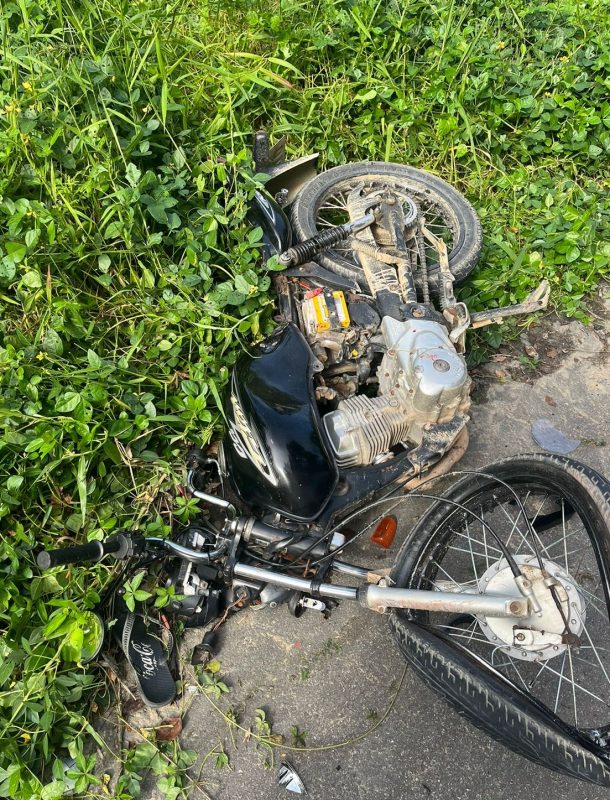 Ap&ocirc;s a colis&atilde;o, a moto do condutor de 25 anos, ficou destru&iacute;da com o impacto da batida – Foto: Pol&iacute;cia Militar de Itapema