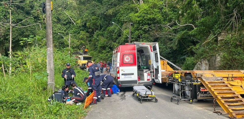 Motoqueiro fica gravemente ferido ap&ocirc;s colidir na traseira de uma caminhonete – Foto: Pol&iacute;cia Militar Itapema