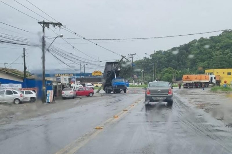 Acidente causou filas na manh&atilde; deste s&aacute;bado (18) – Foto: Reprodu&ccedil;&atilde;o/Redes Sociais/ND