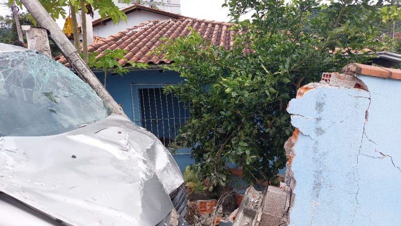Motorista perde o controle do ve&iacute;culo, bate em muro e invade casa em Blumenau – Foto: Divulga&ccedil;&atilde;o/Corpo de Bombeiros Militar/Reprodu&ccedil;&atilde;o/ND