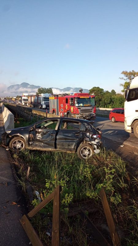 Acidente entre carro e carreta deixa uma pessoa ferida na BR-470 em Indaial – Foto: Divulga&ccedil;&atilde;o/Corpo de Bombeiros Volunt&aacute;rios de Indaial