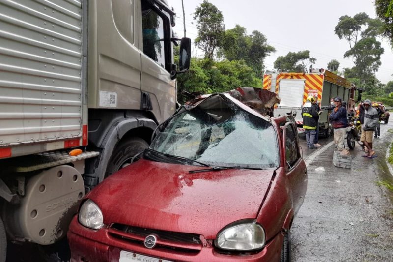 V&iacute;tima era carona do ve&iacute;culo Corsa e n&atilde;o resistiu aos ferimentos – Foto: Corpo de Bombeiros Militar/Divulga&ccedil;&atilde;o/ND – Foto: acidente-BR280-corupa-vitima fatal (1)