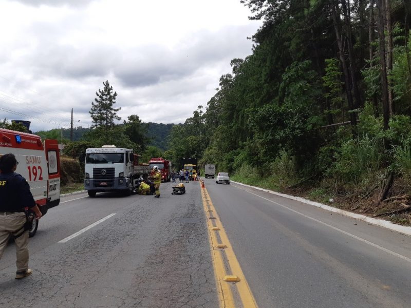 V&iacute;tima foi encaminhada em estado grave para o hospital; Acidente aconteceu em Ibirama – Foto: Divulga&ccedil;&atilde;o/Pol&iacute;cia Rodovi&aacute;ria Federal/Reprodu&ccedil;&atilde;o/ND
