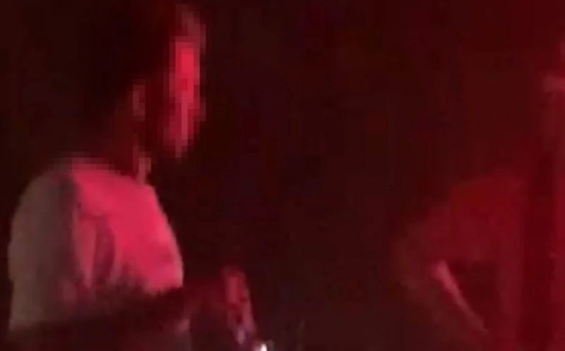 Homem foi flagrado bebendo cerveja ap&oacute;s capotar carro. – Foto: Portal Mais Goi&aacute;s/Reprodu&ccedil;&atilde;o/ND