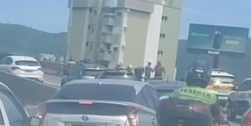 Segundo a PM, v&iacute;tima bateu contra um poste e morreu no local – Foto: @Ricard0Pastrana/Twitter/Reprodu&ccedil;&atilde;o/ND