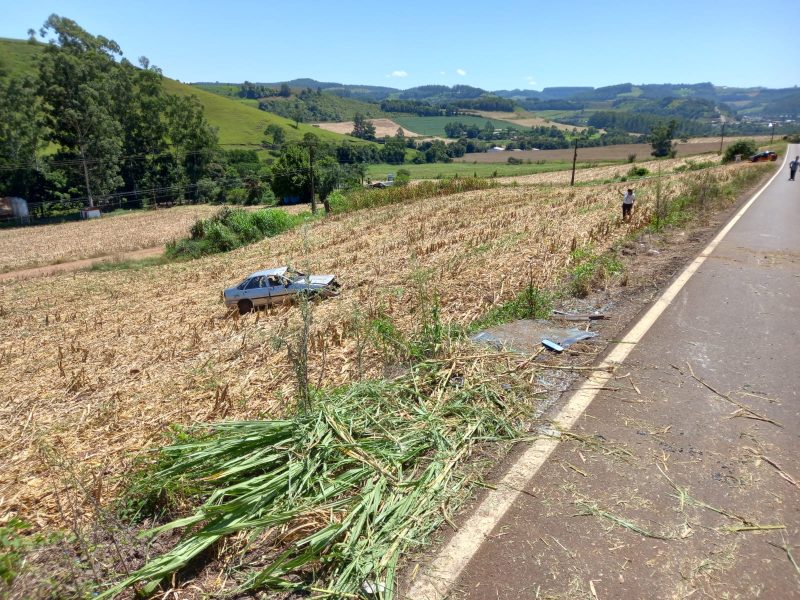 Carro capotou em uma propriedade – Foto: Corpo de Bombeiros/ND