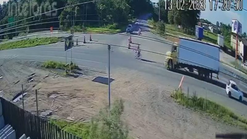 Motociclista morre ap&oacute;s ser arrastado por caminh&atilde;o na BR-470 em Navegantes – Foto: Corpo de Bombeiros/Reprodu&ccedil;&atilde;o/ND