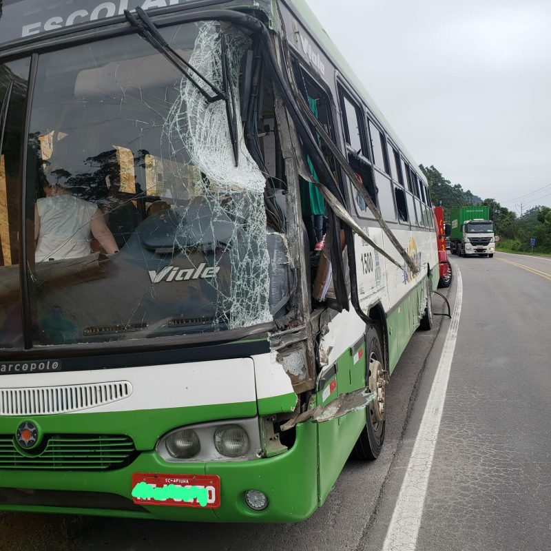 Duas pessoas s&atilde;o encaminhadas ao hospital ap&oacute;s colis&atilde;o entre &ocirc;nibus escolar e caminh&atilde;o em SC – Foto: Corpo de Bombeiros / Reprodu&ccedil;&atilde;o ND