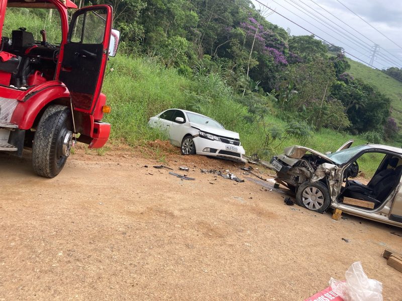 Tr&ecirc;s pessoas acabam feridas ap&oacute;s colis&atilde;o entre ve&iacute;culos em Ilhota – Foto: Corpo de Bombeiros / Reprodu&ccedil;&atilde;o ND