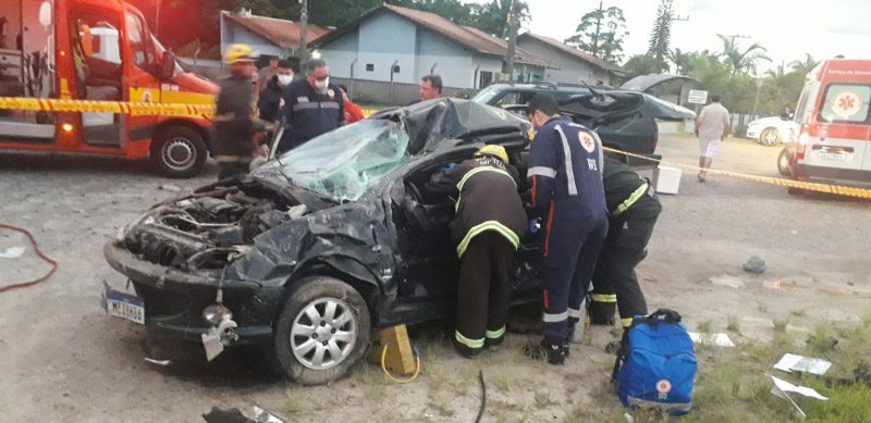 Motorista acaba ferido ap&oacute;s capotar carro na BR-470 em Gaspar – Foto: Corpo de Bombeiros / Reprodu&ccedil;&atilde;o ND
