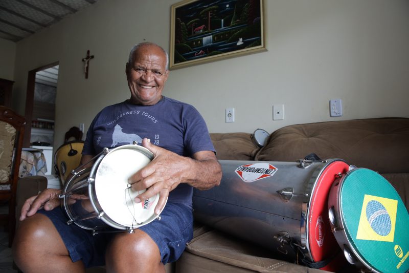 Ao lado de seus instrumentos insepar&aacute;veis, Adelmo Braz relembra os primeiros desfiles em Joinville – Foto: Carlos Jr/ND