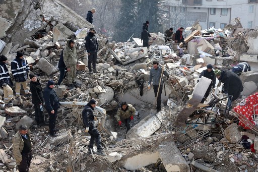 Equipes de resgate e civis procuram sobreviventes sob os escombros de pr&eacute;dios desabados em Kahramanmaras, perto do epicentro do terremoto – Foto: Adem Altan / AFP