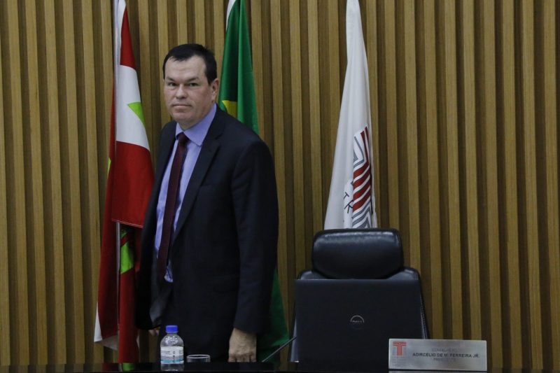 Adirc&eacute;lio de Moraes na &uacute;ltima sess&atilde;o como presidente do TCE/SC – Foto: Guto Kuerten/Divulga&ccedil;&atilde;o/ND