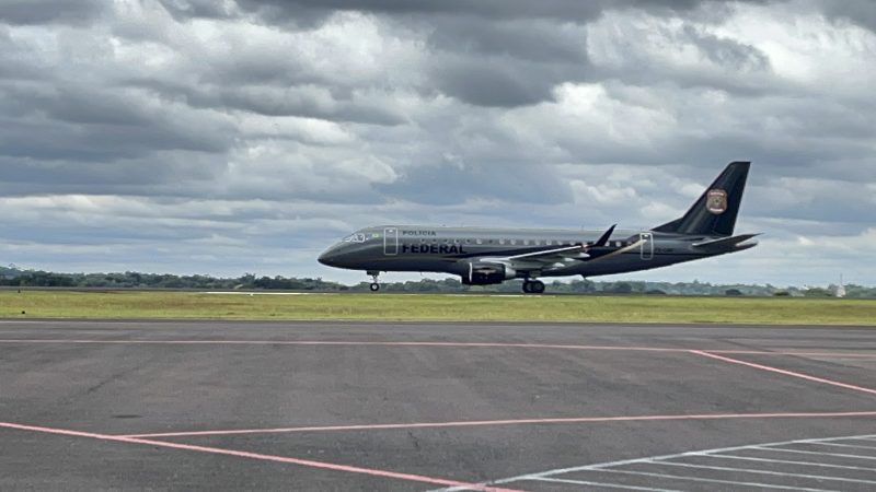 Avi&atilde;o da PF veio buscar os militares – Foto: Willian Ricardo/ND