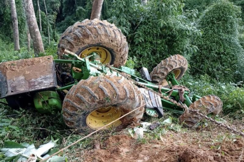Homem ficou preso embaixo do ve&iacute;culo e acabou morrendo no hospital – Foto: Bombeiros Volunt&aacute;rios de Corup&aacute;/Divulga&ccedil;&atilde;o