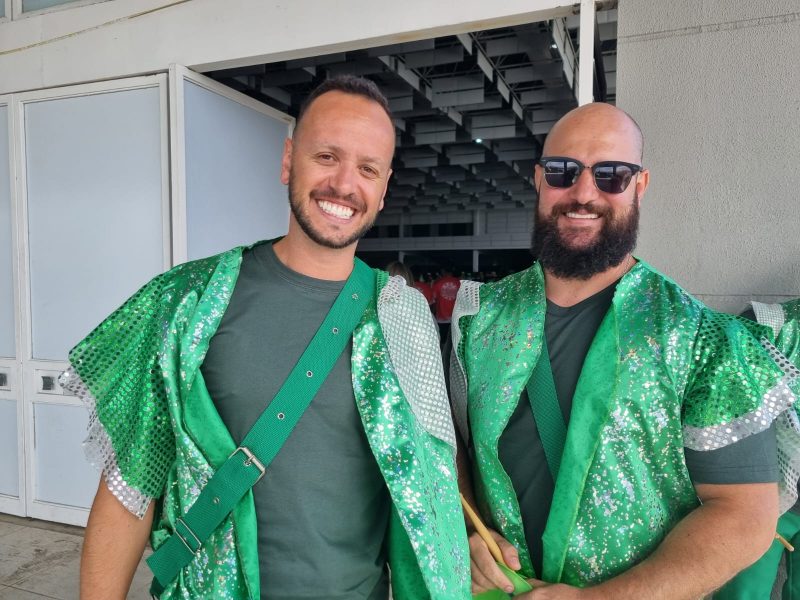 Amigos h&aacute; 20 anos saem juntos pela 1&ordf; vez em uma Escola de Samba – Foto: Ana Schoeller/ND