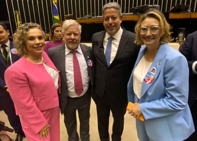 Ana Paula Lima, vice-l&iacute;der do governo, com o presidente da C&acirc;mara, Arthur Lira e deputada federal Maria do Ros&aacute;rio que tamb&eacute;m faz parte da Mesa Diretora da C&acirc;mara – Foto: Divulga&ccedil;&atilde;o/ND