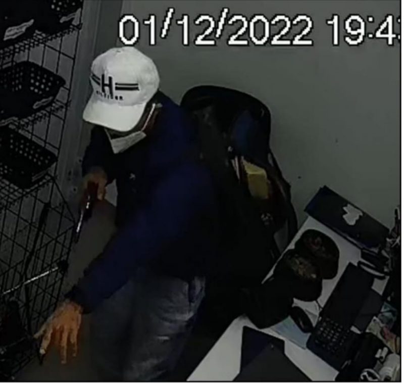 Homem investigado por cometer assaltos a supermercado e &oacute;tica &eacute; preso em SC – Foto: C&acirc;mera de Seguran&ccedil;a / Reprodu&ccedil;&atilde;o ND