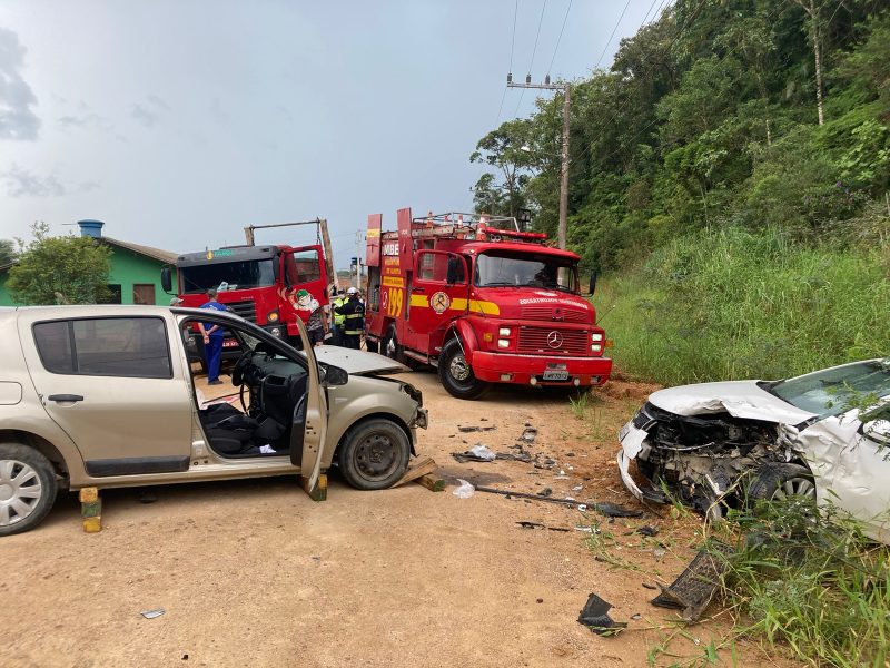 Tr&ecirc;s pessoas acabam feridas ap&oacute;s colis&atilde;o entre ve&iacute;culos em Ilhota – Foto: Corpo de Bombeiros / Reprodu&ccedil;&atilde;o ND