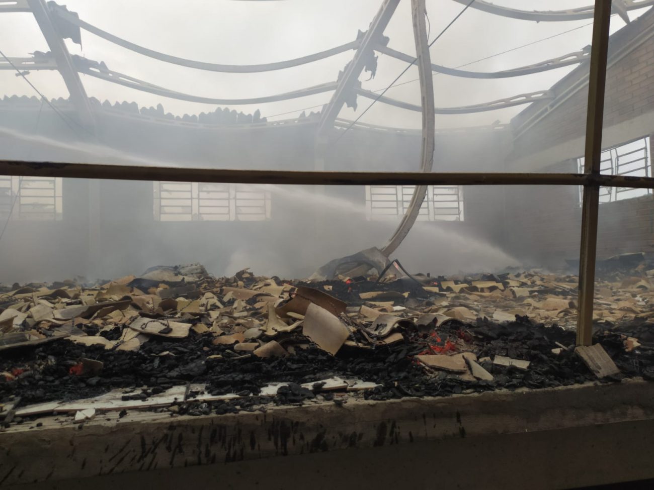 VÍDEO Galpão de loja de móveis pega fogo em Brusque