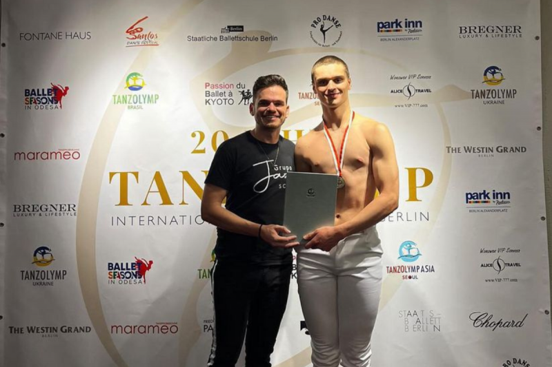 Professor e Core&oacute;grafo Edson Nascimento e Bailarino Cassius Venera, premiados no festival alem&atilde;o – Foto: Divulga&ccedil;&atilde;o/Scar