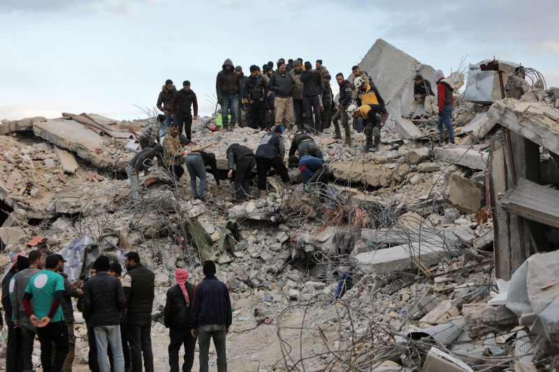 Socorristas e civis se re&uacute;nem em um pr&eacute;dio que desabou em 7 de fevereiro de 2023, na cidade de Jandairis, na parte controlada pelos rebeldes da prov&iacute;ncia de Aleppo, enquanto as opera&ccedil;&otilde;es de busca e resgate continuam ap&oacute;s um terremoto mortal – Foto: Bakr ALKASEM / AFP/ND