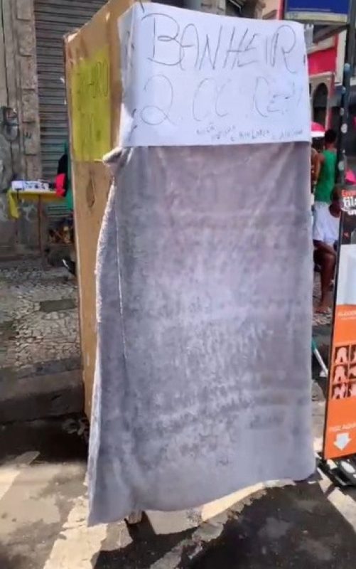 “Empreendedor” cria banheiro para foli&otilde;es no Centro do Rio de Janeiro – Foto: Reprodu&ccedil;&atilde;o