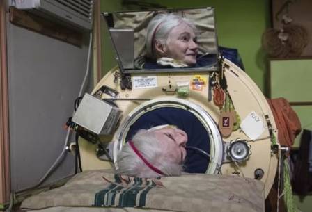 Martha, hoje com 74 anos, no pulm&atilde;o de ferro &mdash; Foto: Internet/Reprodu&ccedil;&atilde;o/ND