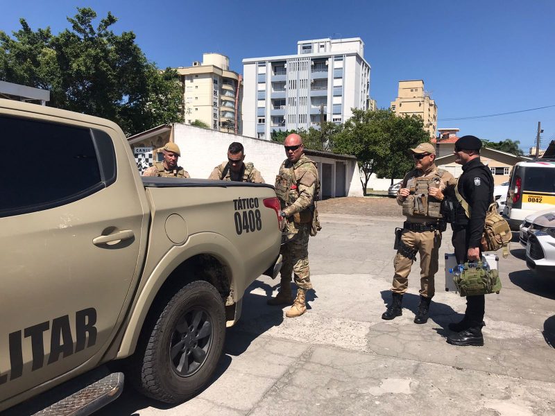 &Aacute;rea &eacute; isolada em Ararangu&aacute; ap&oacute;s mala ser encontrada atr&aacute;s de banco – Foto: PM/Divulga&ccedil;&atilde;o/ND