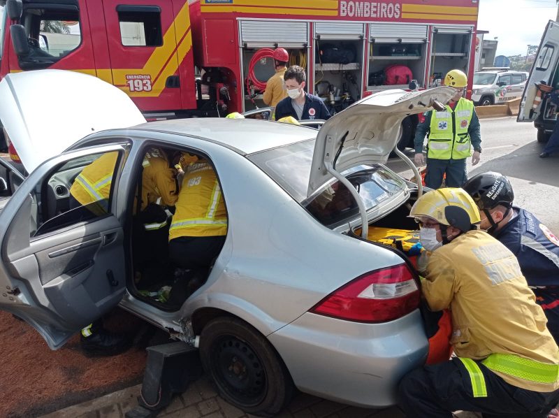 Uma idosa ficou ferida ap&oacute;s o carro em que ela estava capotar em Chapec&oacute;. &mdash; Foto: Corpo de Bombeiros/Reprodu&ccedil;&atilde;o/ND