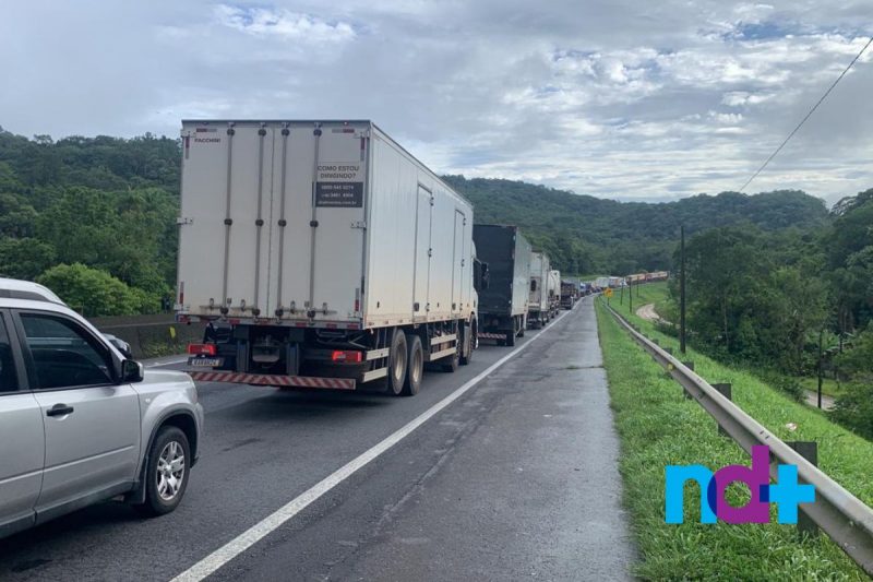 BR-101, em Garuva, j&aacute; registra longas filas com interdi&ccedil;&atilde;o da BR-376 – Foto: Mikael Melo/NDTV
