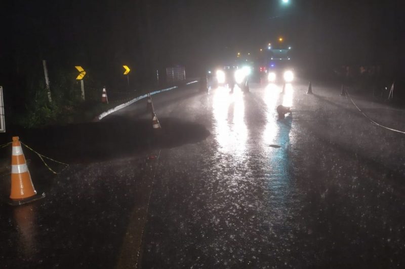 BR-280 foi totalmente interditada em Corup&aacute; – Foto: PRF/Divulga&ccedil;&atilde;o