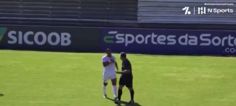 &Aacute;rbitro relata que levou uma cabe&ccedil;ada do atacante do Atl&eacute;tico Catarinense – Foto: TV Nsports/Reprodu&ccedil;&atilde;o/ND