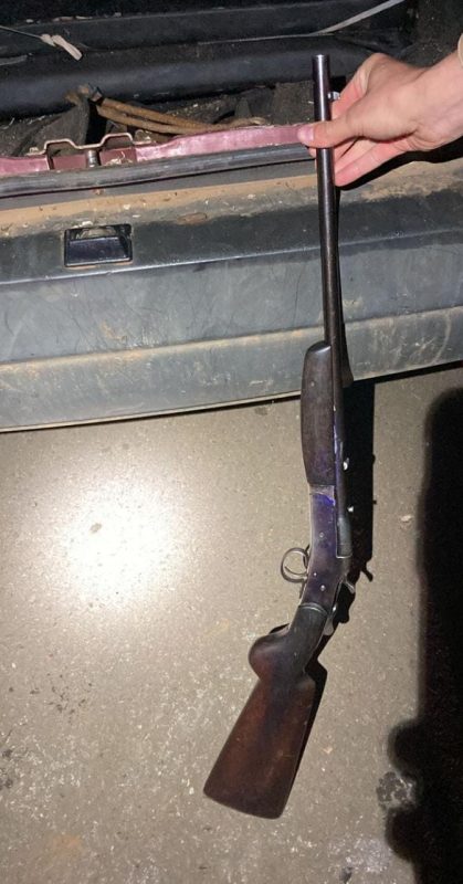 Arma foi encontrada no interior do ve&iacute;culo – Foto: PMRV/Divulga&ccedil;&atilde;o/ND