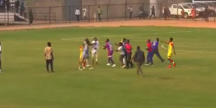 Pancadaria e voadoras no futebol de Camar&otilde;es – Foto: Youtube