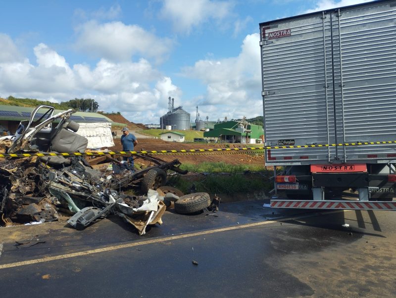 Carro e caminh&atilde;o batem de frente e acidente mata tr&ecirc;s homens – Foto: PMRV/Divulga&ccedil;&atilde;o/ND