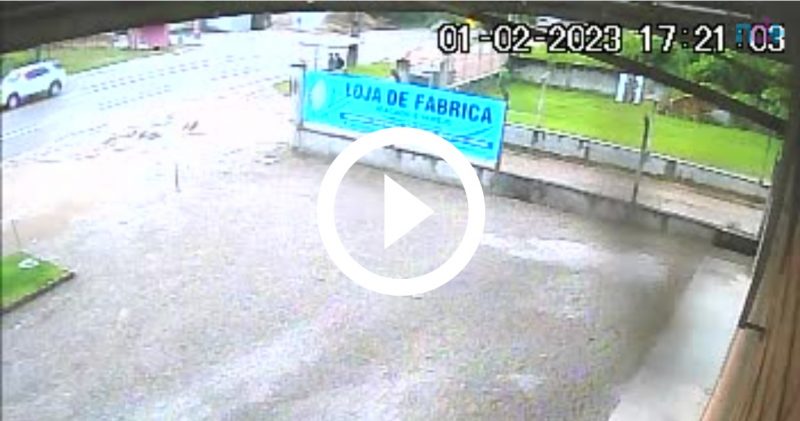 C&acirc;mera de seguran&ccedil;a registra colis&atilde;o entre caminh&atilde;o e carro em Gaspar – Foto: Reprodu&ccedil;&atilde;o ND