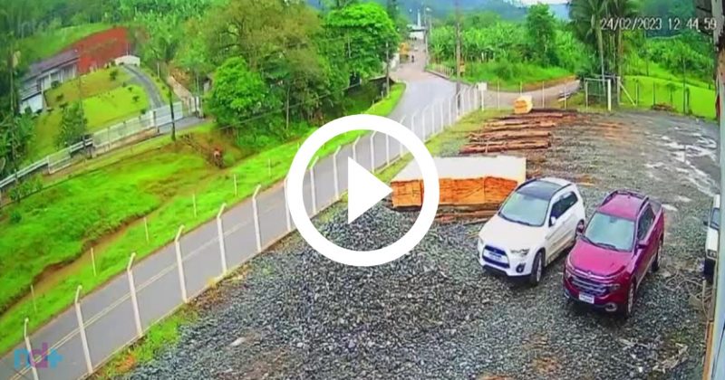 Jovem fica ferido ap&oacute;s colis&atilde;o entre motocicletas em Ilhota – Foto: C&acirc;mera de seguran&ccedil;a / Reprodu&ccedil;&atilde;o ND