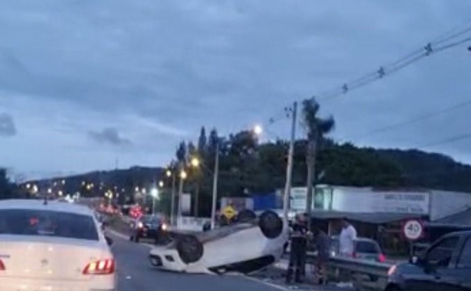 Carro capotou ap&oacute;s colis&atilde;o na SC-401 – Foto: @RicardoPastrana/Twitter/Divulga&ccedil;&atilde;o/ND
