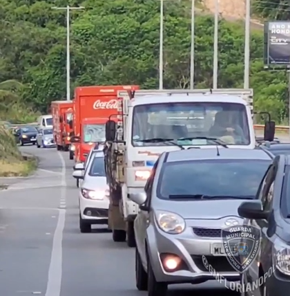 Engavetamento entre &ocirc;nibus, carro e moto deixa acesso ao Norte da Ilha prejudicado