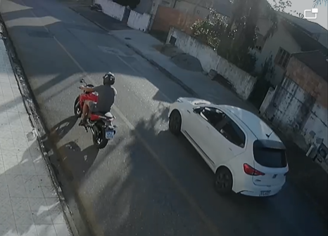 Homens seguiram lado a lado em dire&ccedil;&atilde;o a BR-101 – Foto: Divulga&ccedil;&atilde;o/ND