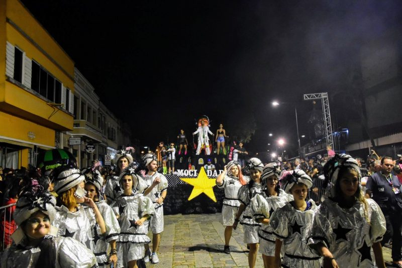 Tr&ecirc;s escolas desfilam na rua da Babitonga – Foto: Prefeitura de S&atilde;o Francisco do Sul/Divulga&ccedil;&atilde;o