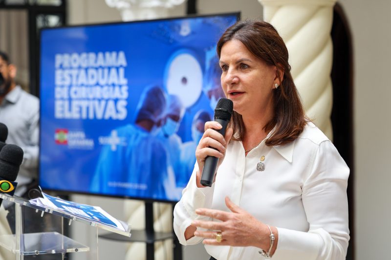 Secret&aacute;ria da Sa&uacute;de, Carmem Zanotto, em exposi&ccedil;&atilde;o sobre o Programa Estadual de Cirurgias Eletivas – Foto: Secom