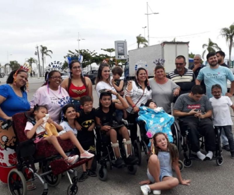 Imagem mostra pessoas com defici&ecirc;ncia em desfile – Foto: PMF/Divulga&ccedil;&atilde;o/ND