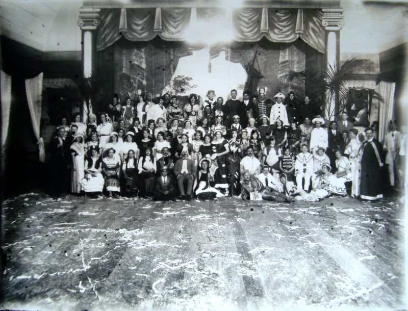 Carnaval na d&eacute;cada de 1910, no Sal&atilde;o Berner, que ficava na rua 9 de Mar&ccedil;o – Foto: Foto Briese/Reprodu&ccedil;&atilde;o/AHJ