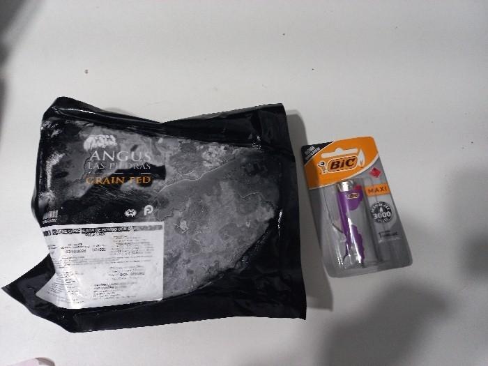 Pe&ccedil;a de carne e isqueiro teriam sido furtados por mulher no bairro Vila Oper&aacute;ria – Foto: Pol&iacute;cia Militar/Divulga&ccedil;&atilde;o/ND